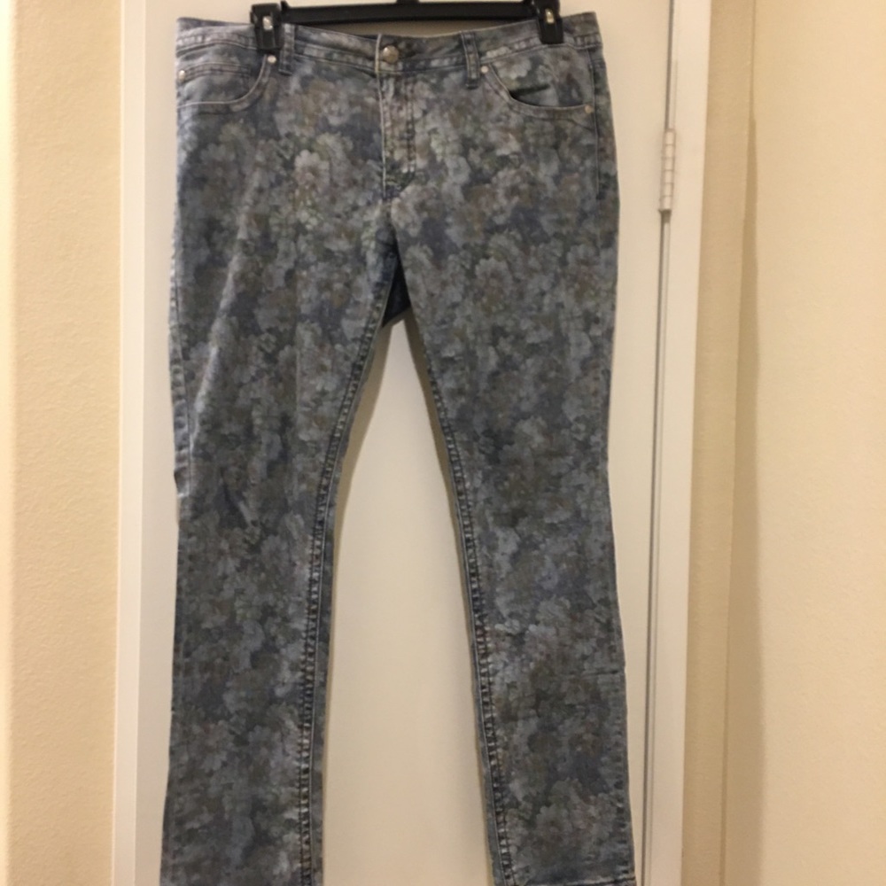 ♦️LBNC♦️Flowered Blue Jeans - Picture 1 of 6